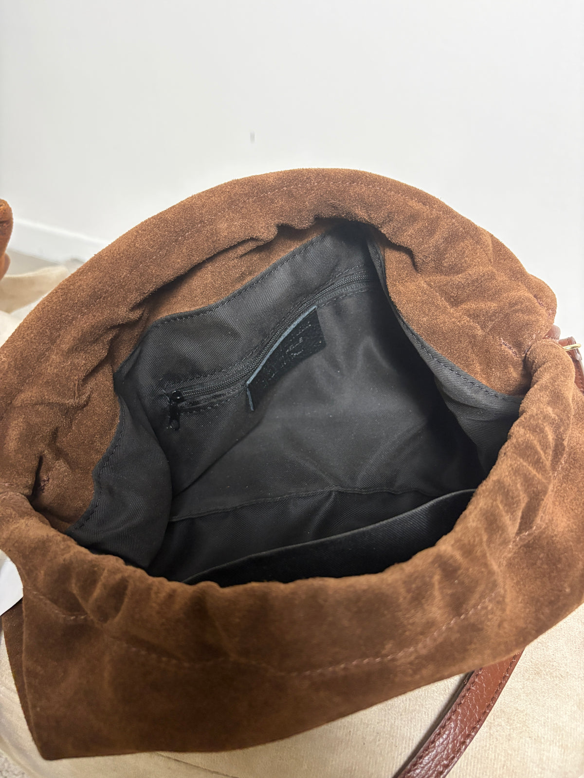 Borsa in pelle scamosciata con patta e dettagli in pelle