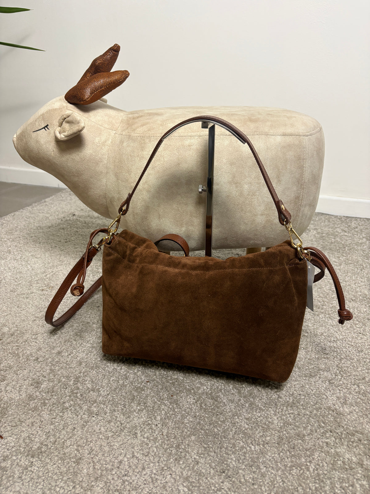 Borsa in pelle scamosciata con patta e dettagli in pelle