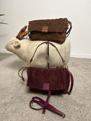 Borsa in pelle scamosciata con patta e dettagli in pelle