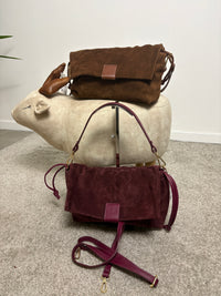 Borsa in pelle scamosciata con patta e dettagli in pelle