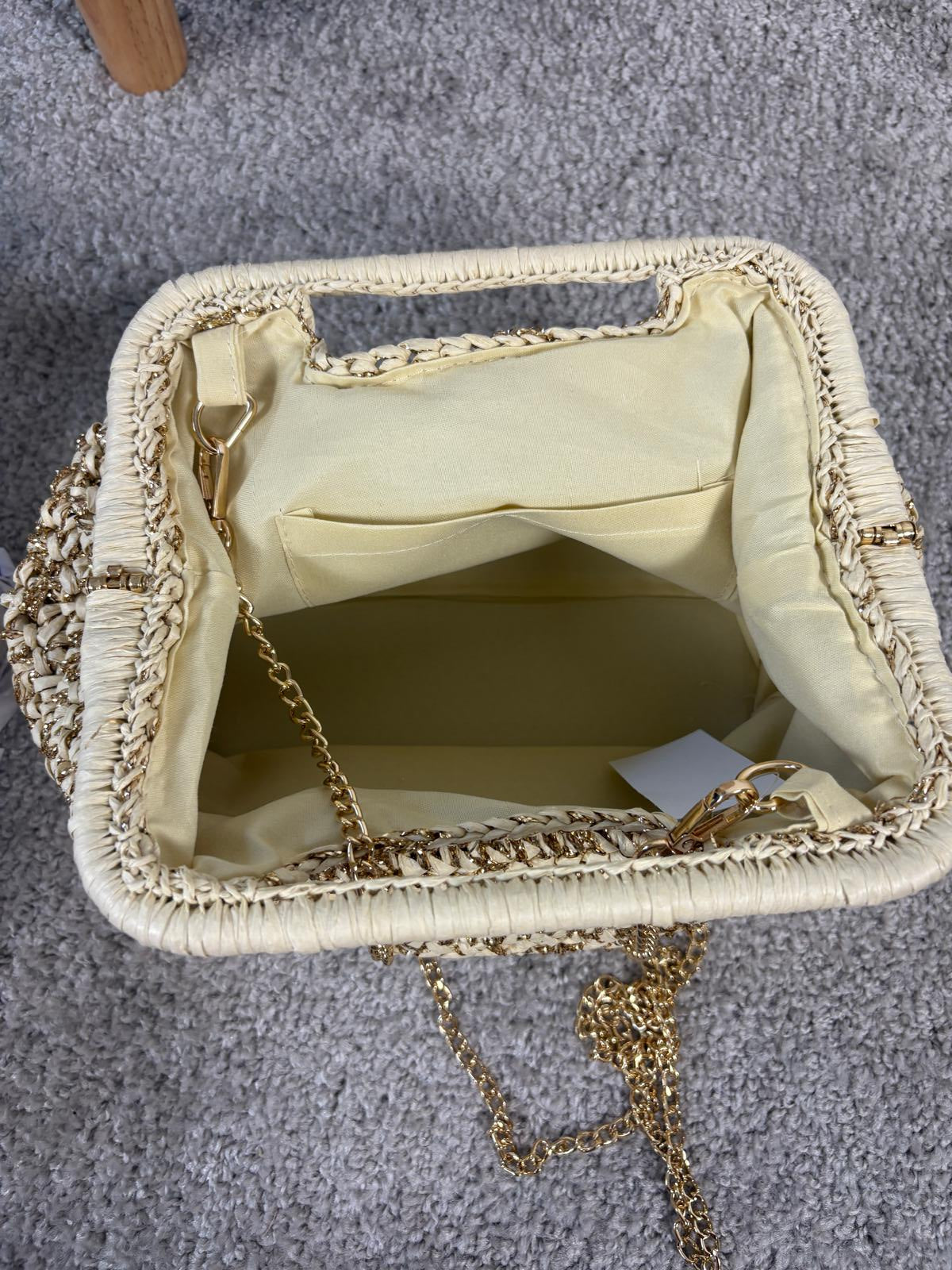Borsa intrecciata con fili lurex e tracolla a catena