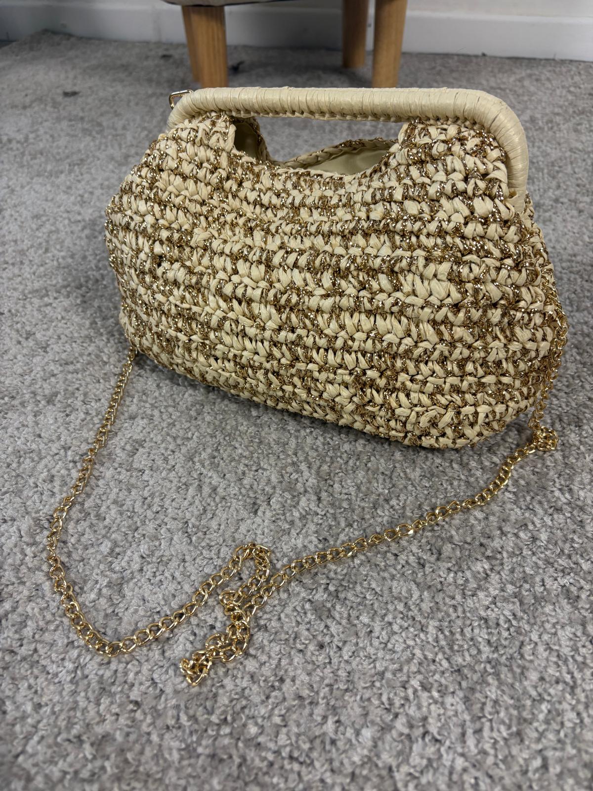 Borsa intrecciata con fili lurex e tracolla a catena