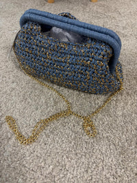 Borsa intrecciata con fili lurex e tracolla a catena