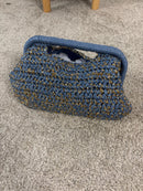 Borsa intrecciata con fili lurex e tracolla a catena