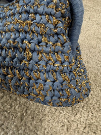 Borsa intrecciata con fili lurex e tracolla a catena