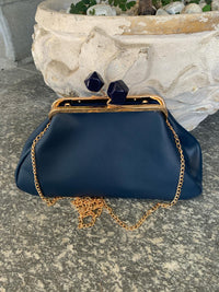 Borsa a mano in ecopelle con chiusura gioiello