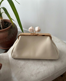 Borsa a mano in ecopelle con chiusura gioiello