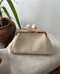 Borsa a mano in ecopelle con chiusura gioiello