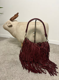 Borsa in pelle bordeaux con frange a spalla e tracolla