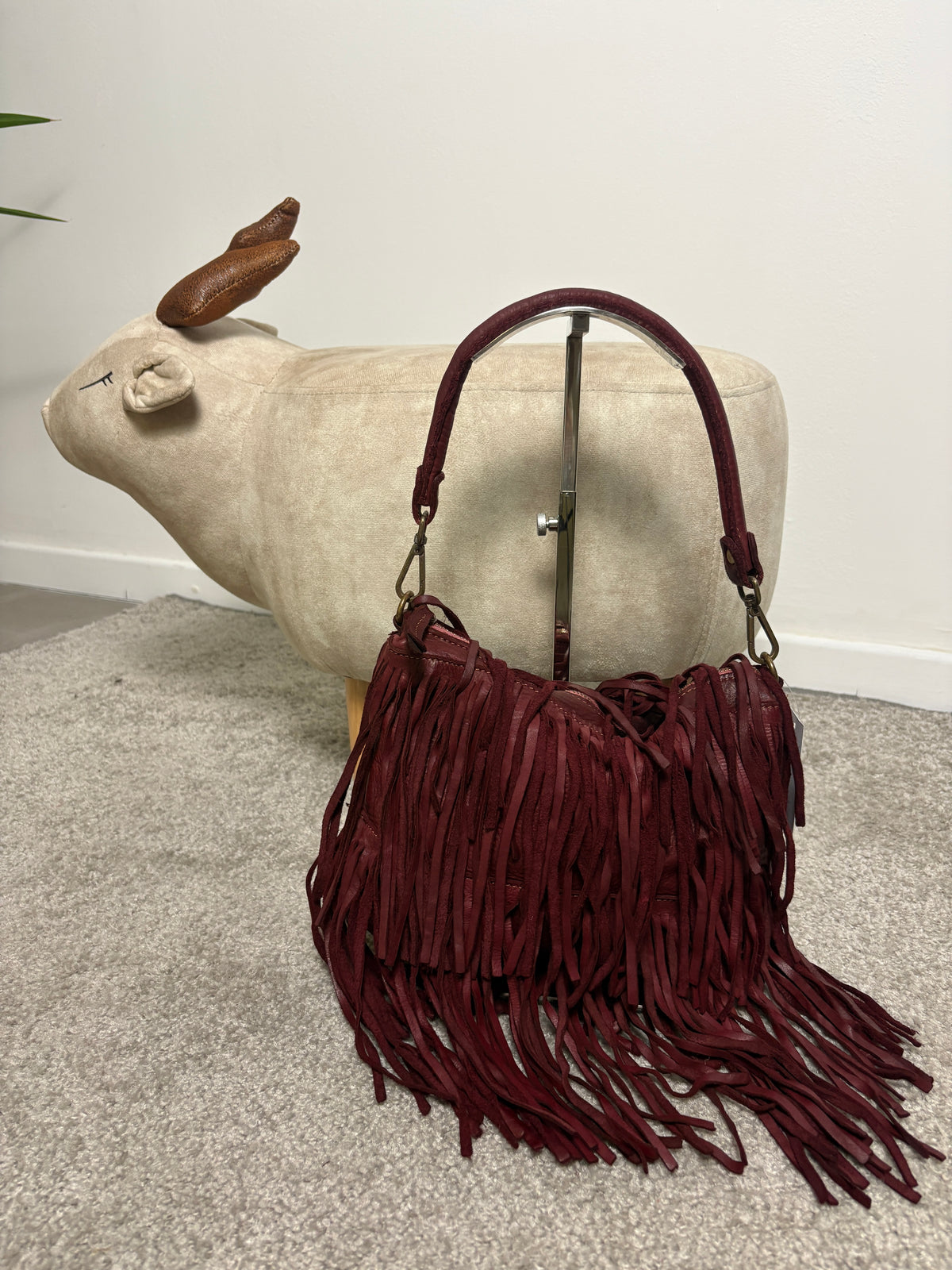 Borsa in pelle bordeaux con frange a spalla e tracolla