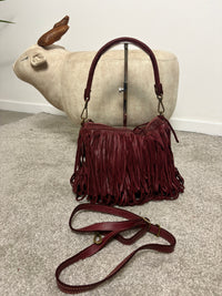 Borsa in pelle bordeaux con frange a spalla e tracolla