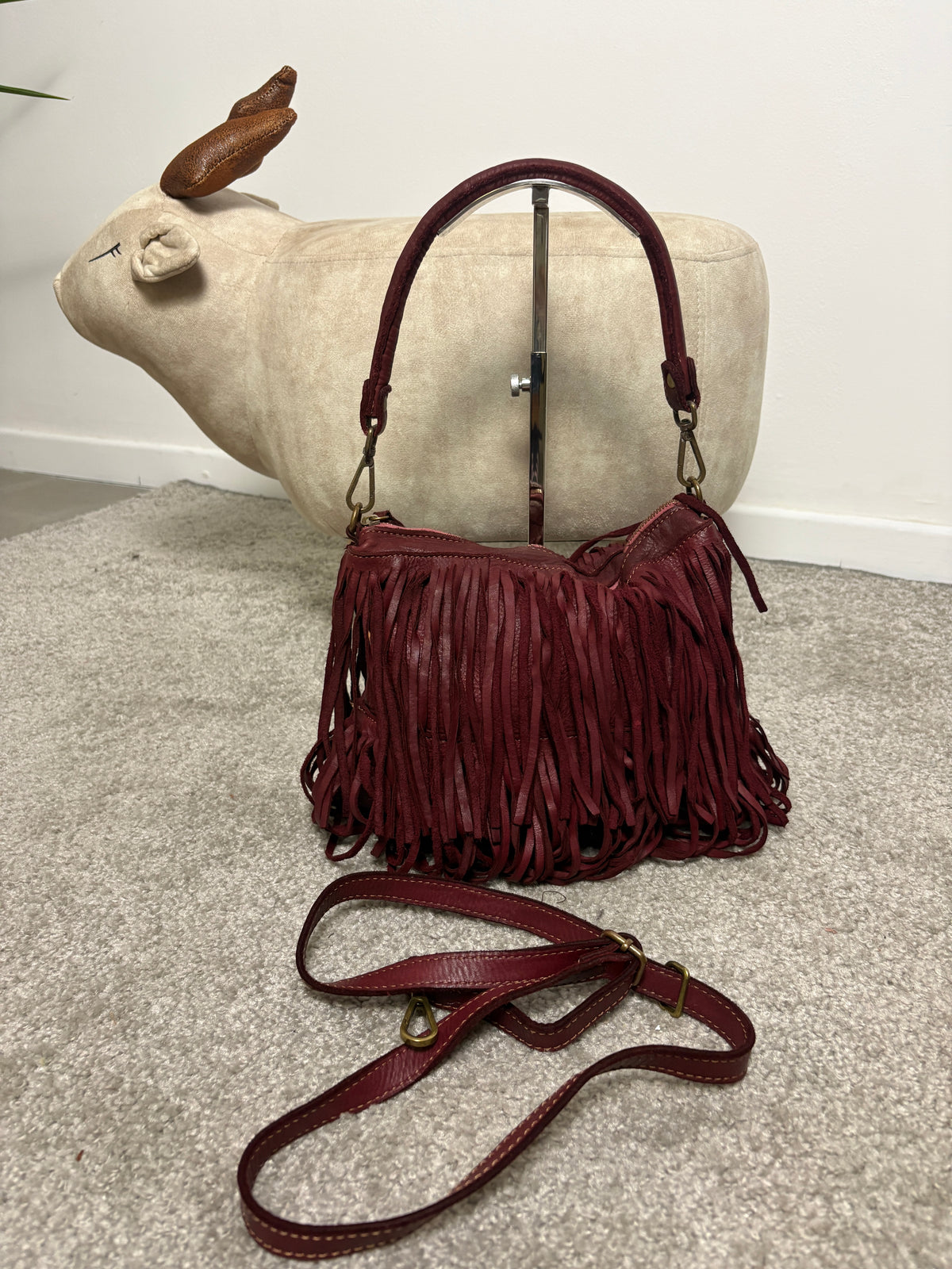 Borsa in pelle bordeaux con frange a spalla e tracolla