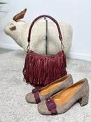 Borsa in pelle bordeaux con frange a spalla e tracolla