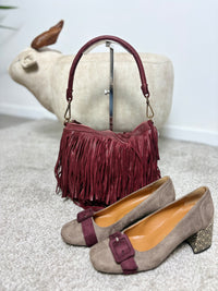 Borsa in pelle bordeaux con frange a spalla e tracolla