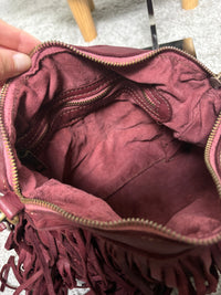 Borsa in pelle bordeaux con frange a spalla e tracolla