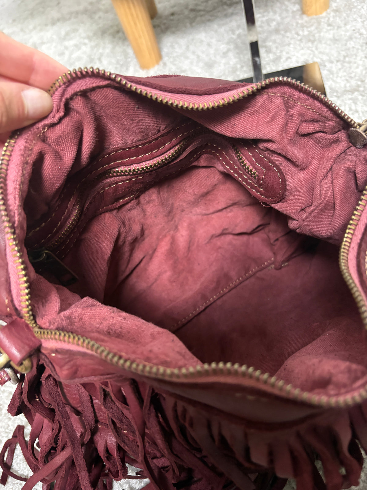 Borsa in pelle bordeaux con frange a spalla e tracolla