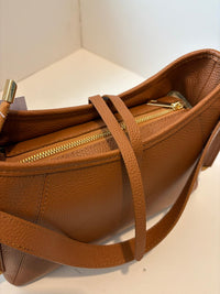 Borsa in pelle effetto buccia d’arancia cuoio con dettagli oro