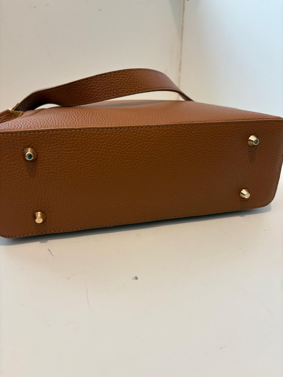 Borsa in pelle effetto buccia d’arancia cuoio con dettagli oro