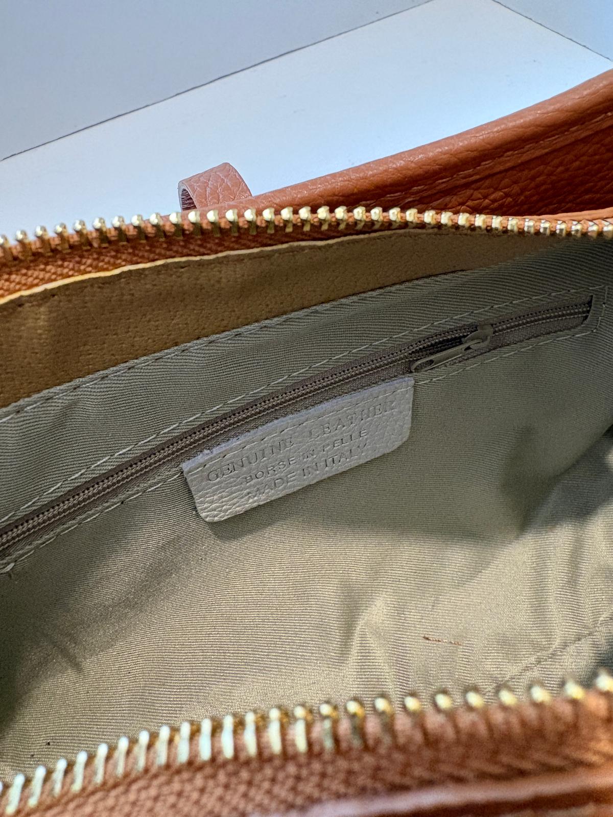 Borsa in pelle effetto buccia d’arancia cuoio con dettagli oro
