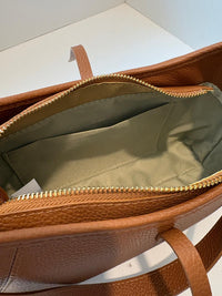 Borsa in pelle effetto buccia d’arancia cuoio con dettagli oro