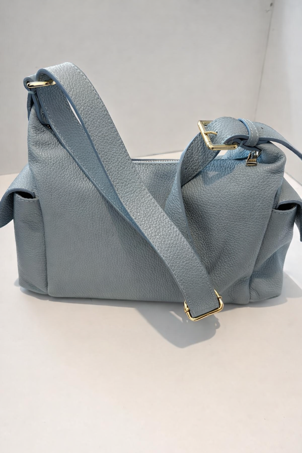 Orange peel effect bag with adjustable handle