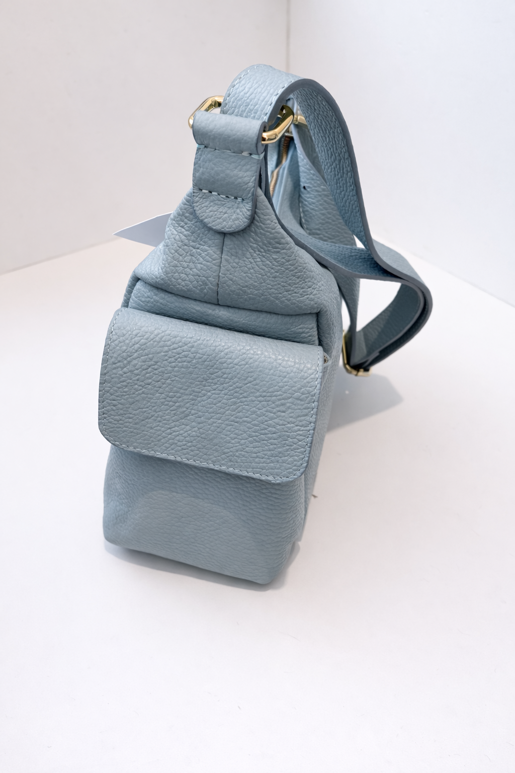 Orange peel effect bag with adjustable handle