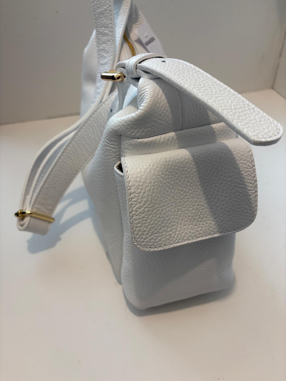 Orange peel effect bag with adjustable handle
