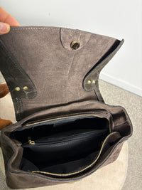 Borsa in pelle scamosciata testa di moro con patta stampa cocco