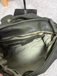 Borsa in pelle verde militare con manico intrecciato