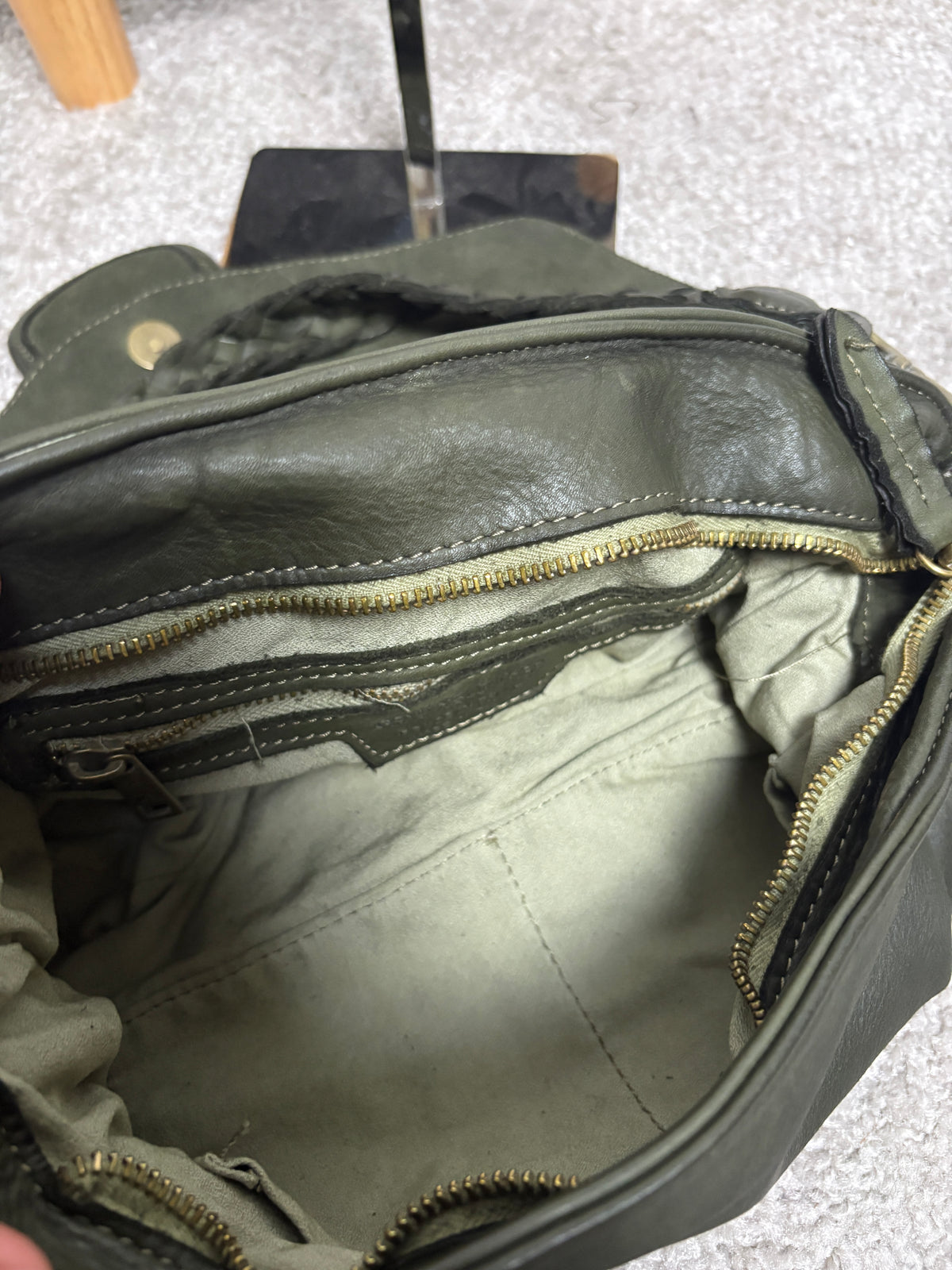 Borsa in pelle verde militare con manico intrecciato