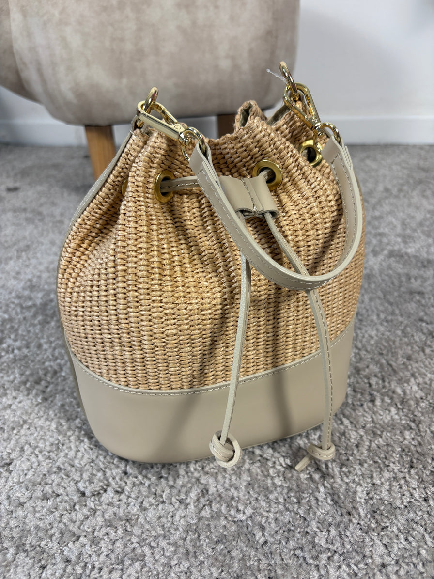 Borsa secchiello intrecciata con dettagli in pelle