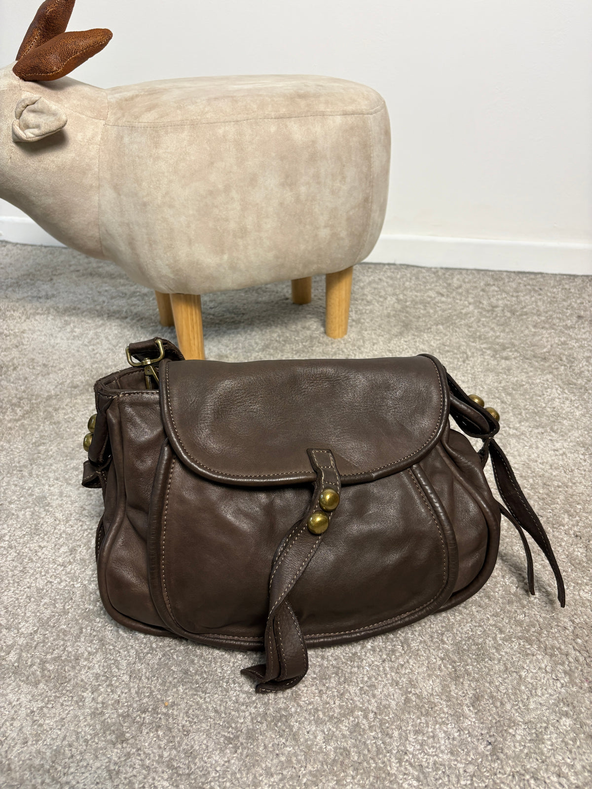 Borsa a spalla in pelle testa di moro con patta e cerniera