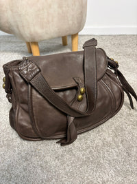 Borsa a spalla in pelle testa di moro con patta e cerniera