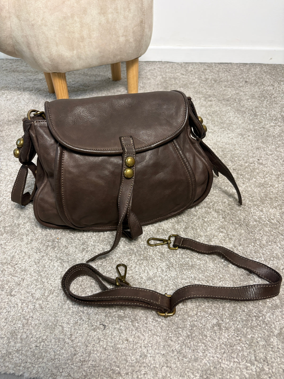 Borsa a spalla in pelle testa di moro con patta e cerniera