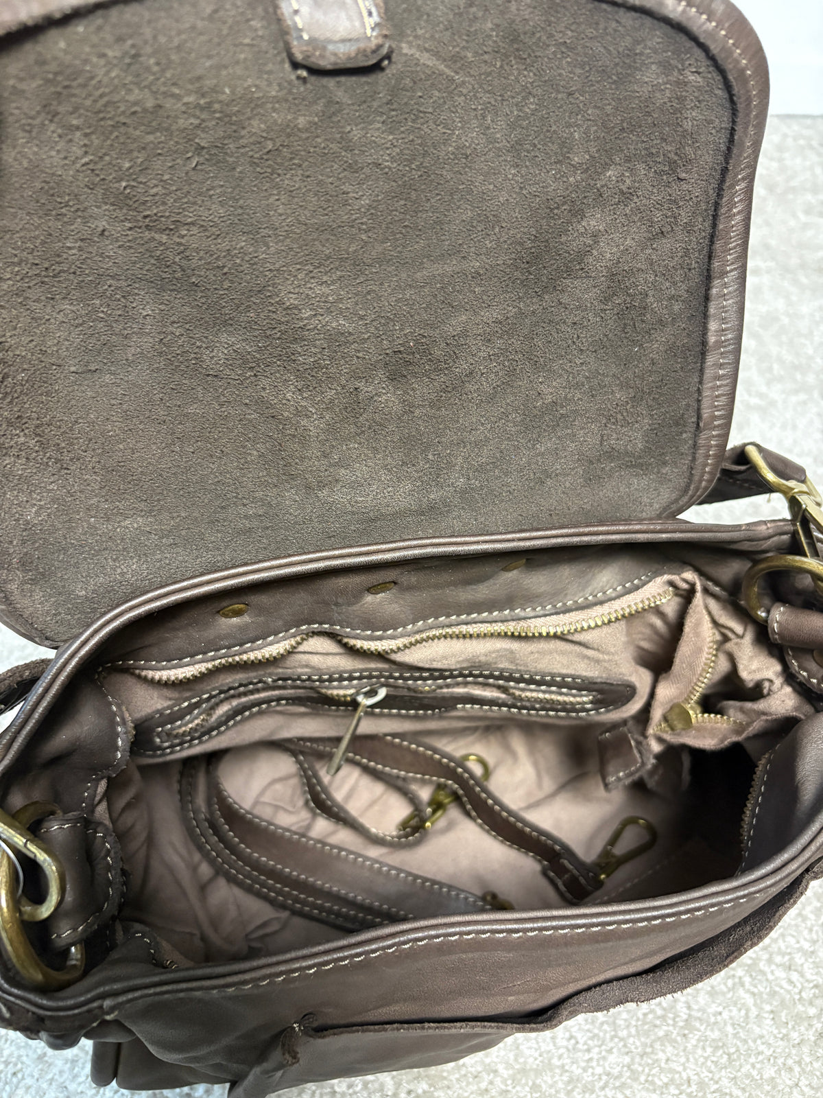 Borsa a spalla in pelle testa di moro con patta e cerniera