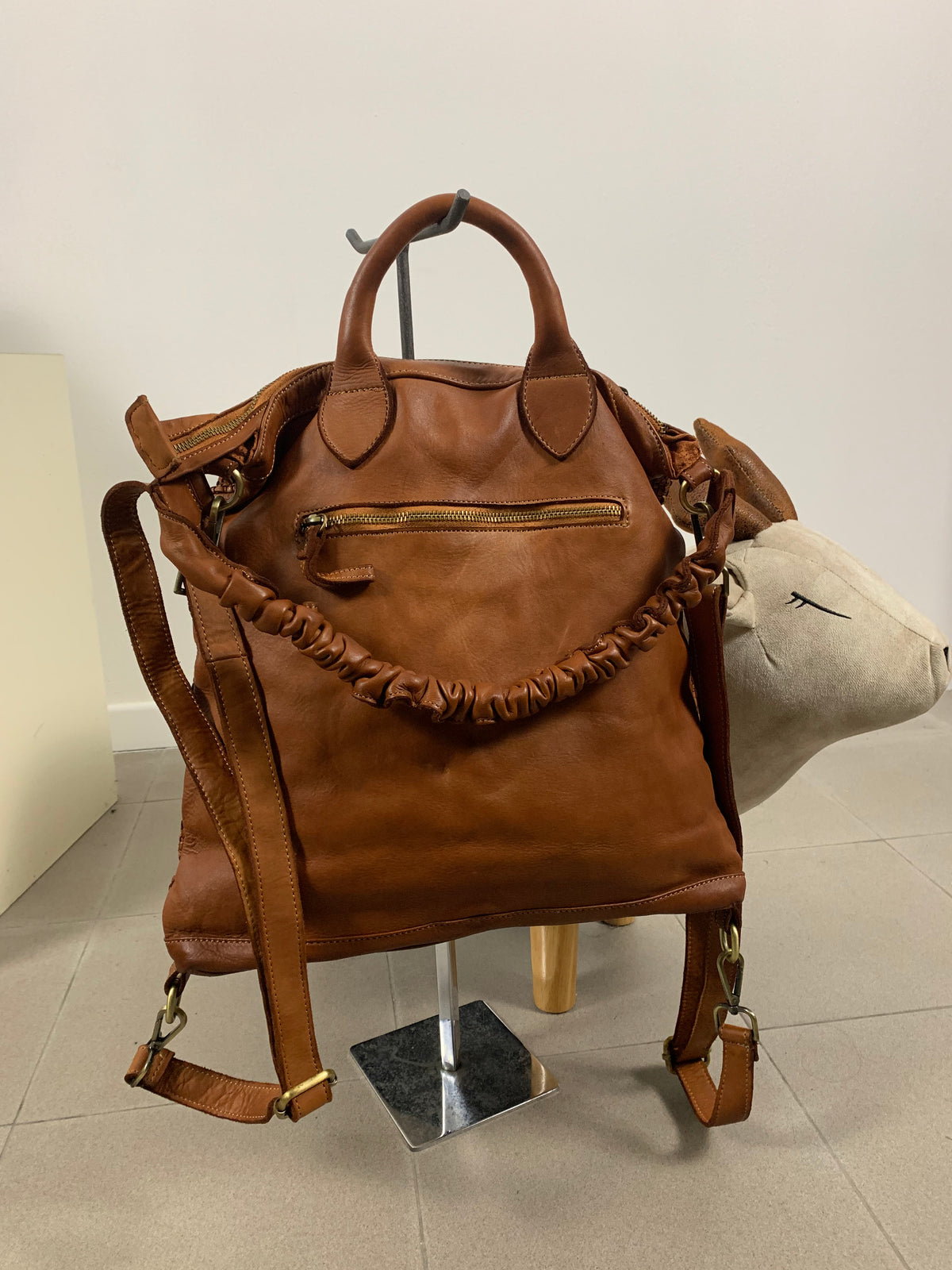 Borsa zaino toscana in pelle intrecciata con manico arricciato