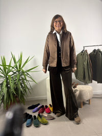 Camicia imbottita con bottoni automatici, tasche e colletto