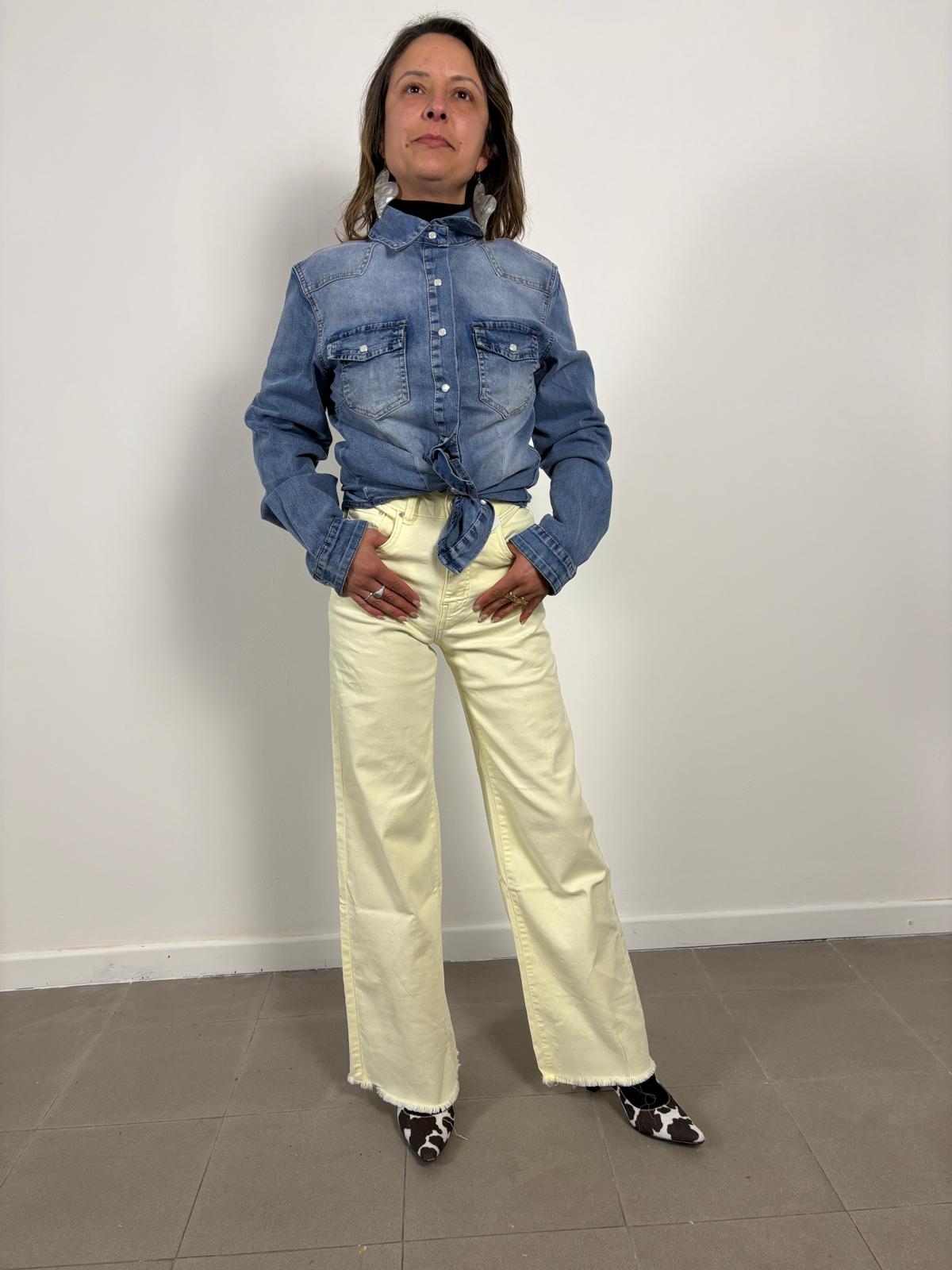 Camicia in jeans chiaro con bottoni automatici