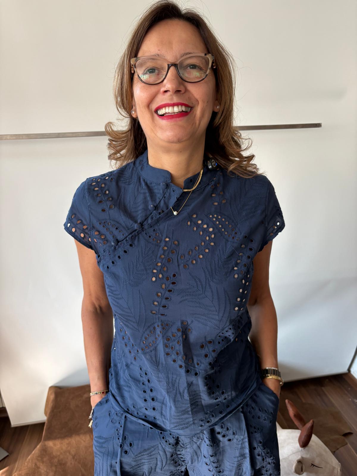 Camicia in sangallo con chiusura stile giapponese