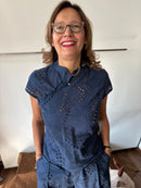 Camicia in sangallo con chiusura stile giapponese
