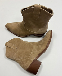 Ankle-high beige suede cowboy boots