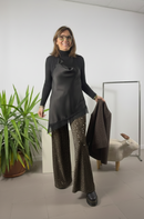 Canotta lunga a sbieco con collo all’americana e bordo in pizzo