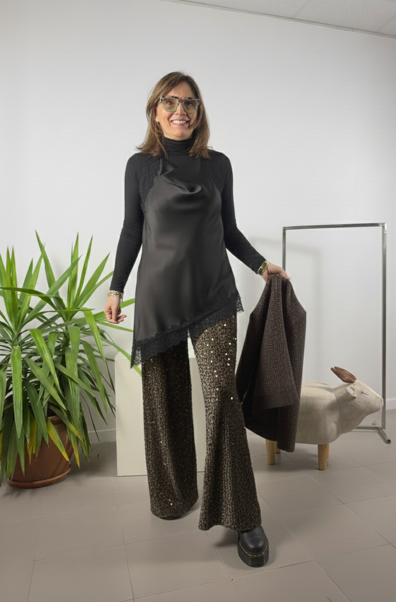 Canotta lunga a sbieco con collo all’americana e bordo in pizzo