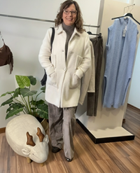 Cappottino color latte con tasche frontali