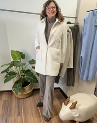 Cappottino color latte con tasche frontali