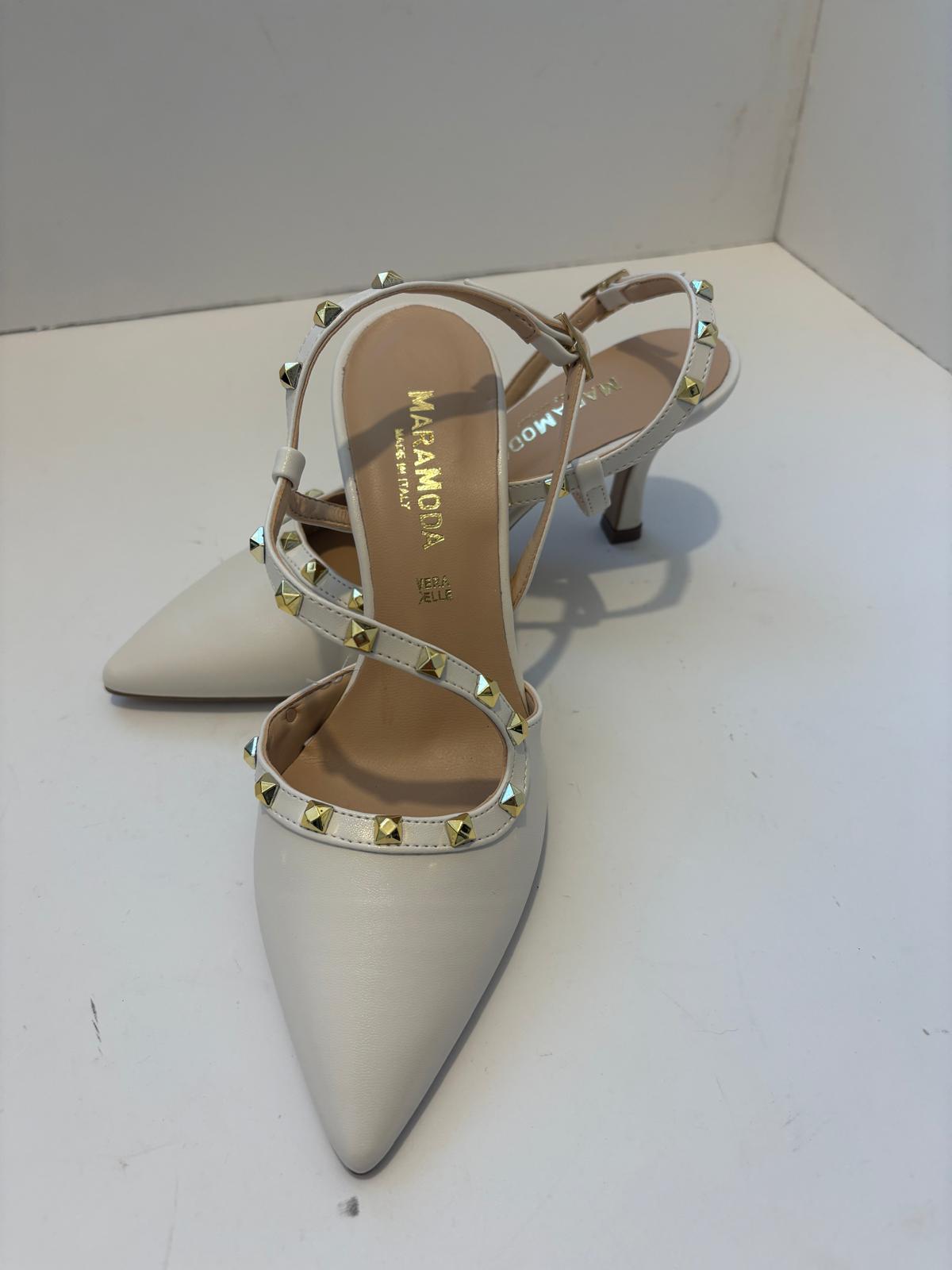 Slingback burro in ecopelle con borchie dorate