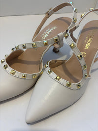 Slingback burro in ecopelle con borchie dorate