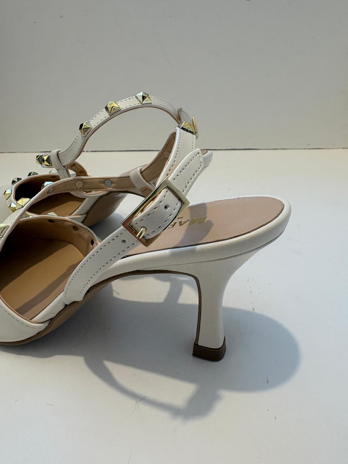 Slingback burro in ecopelle con borchie dorate