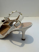 Slingback burro in ecopelle con borchie dorate