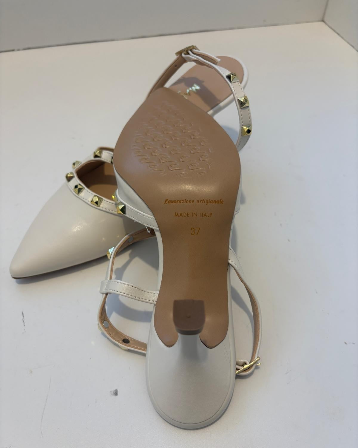 Slingback burro in ecopelle con borchie dorate